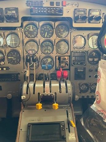 1962 COMMANDER 680F Photo 3