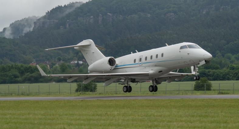 2010 Bombardier Challenger 300 Photo 2