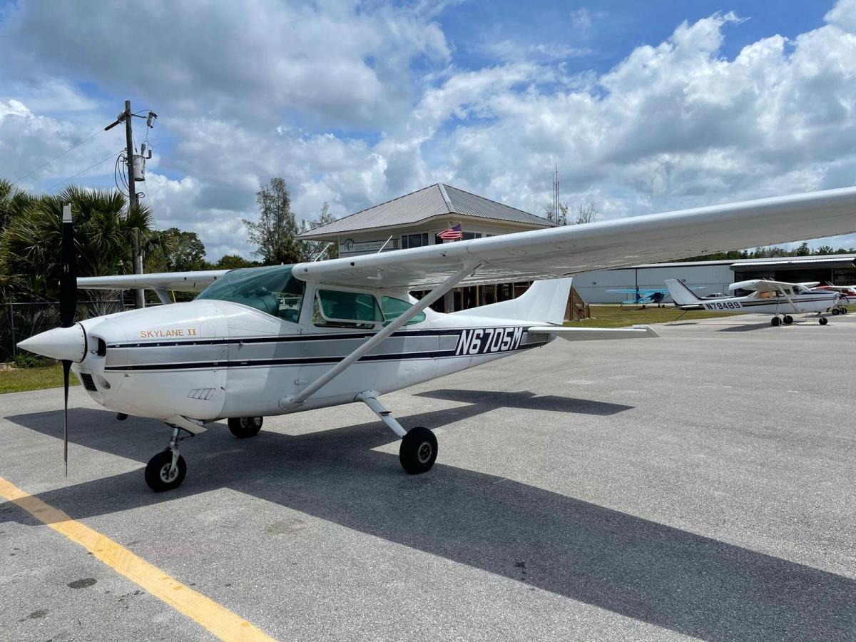 1975 Cessna 182P Photo 2