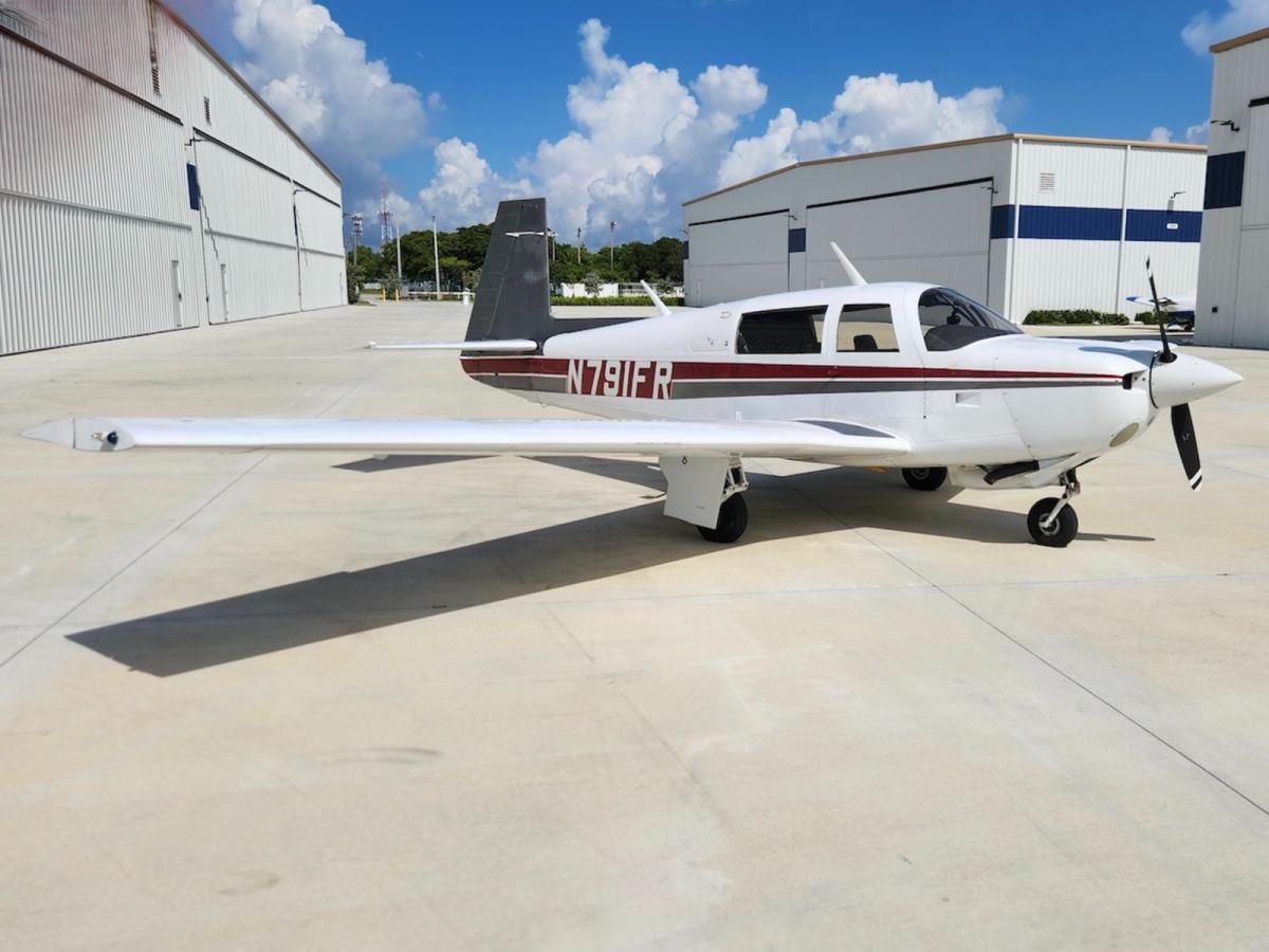 1979 Mooney M20J Photo 2