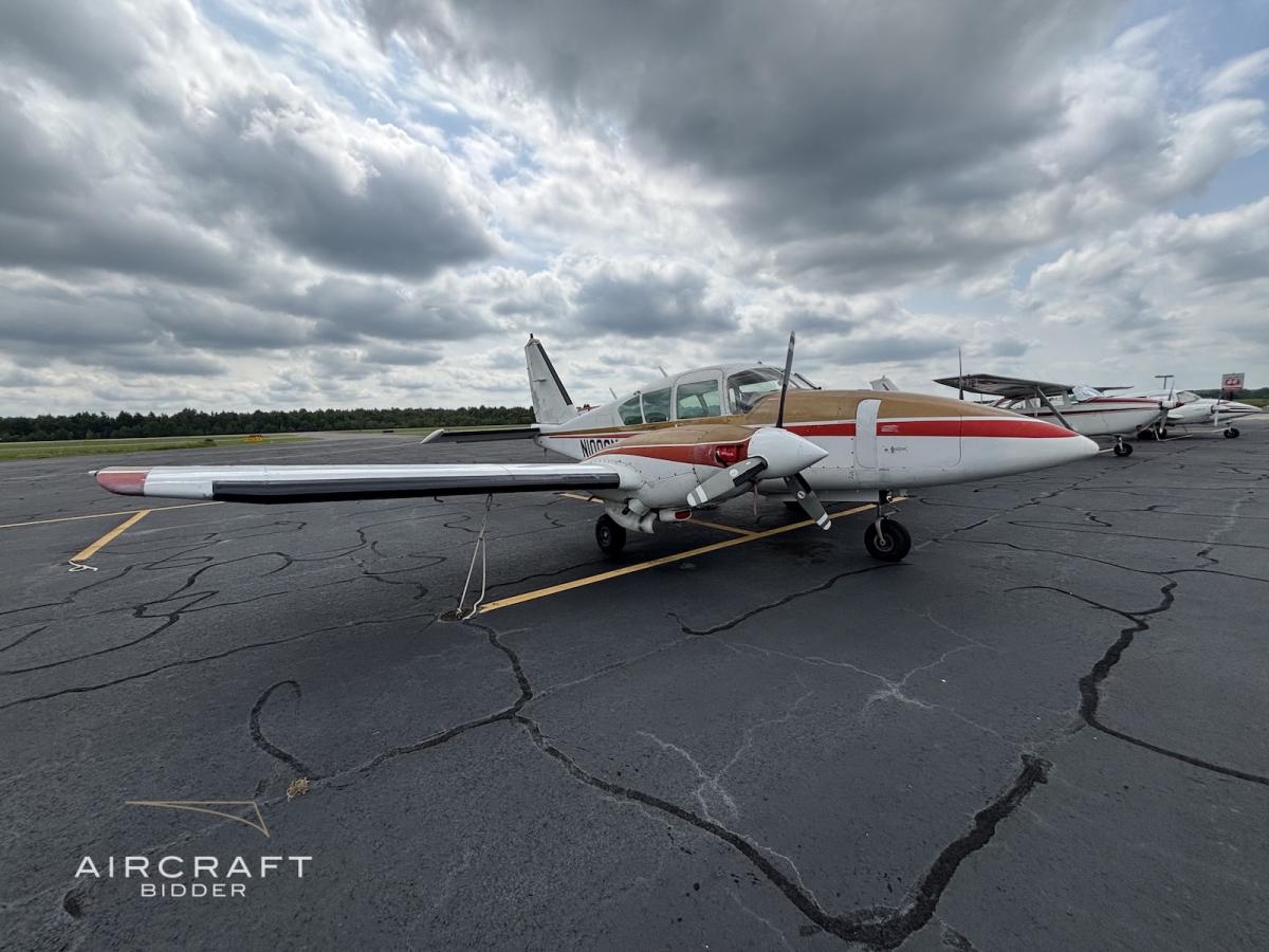 1977 Piper PA-23-250 Aztec Photo 2