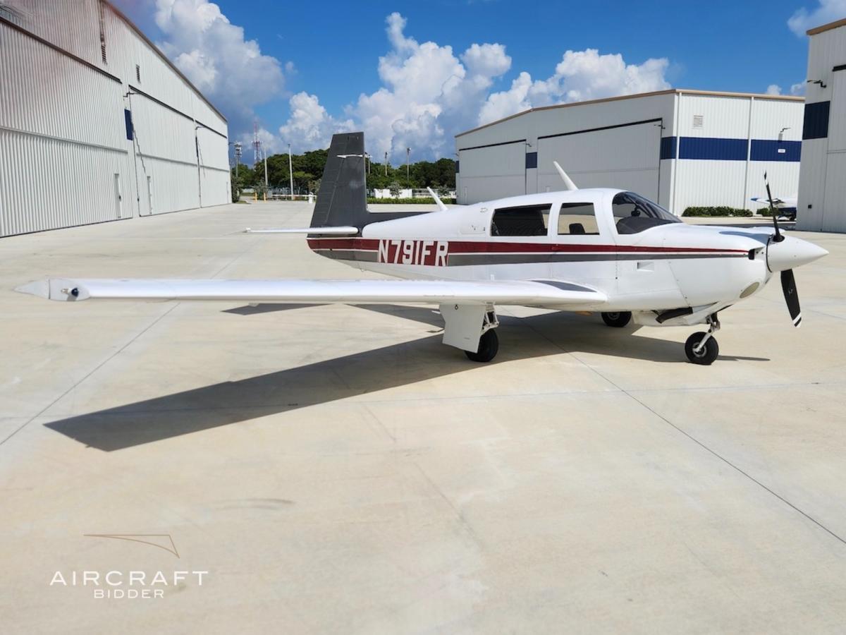 1979 Mooney M20J Photo 2