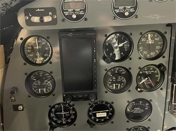 1962 COMMANDER 680F Photo 2