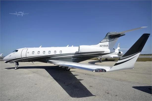 2004 BOMBARDIER CHALLENGER 300 Photo 3