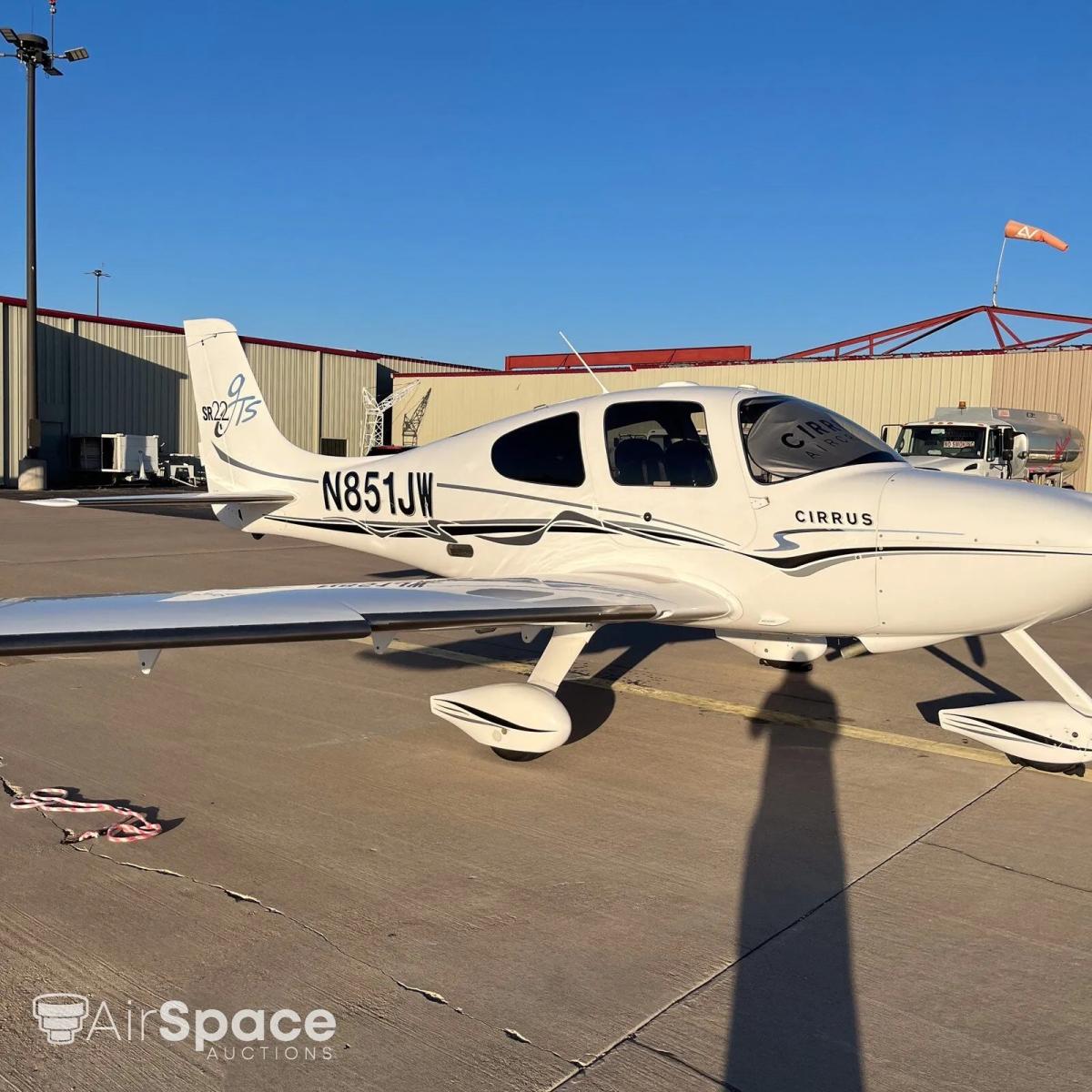 2005 Cirrus SR22 Photo 2