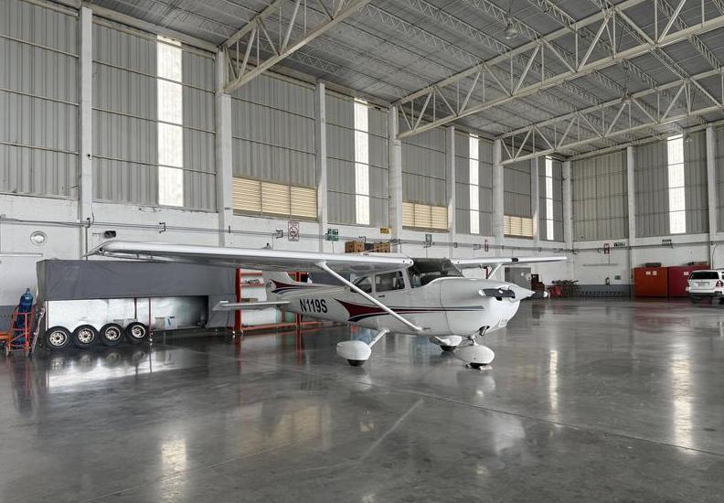 2000 Cessna 172S Photo 3