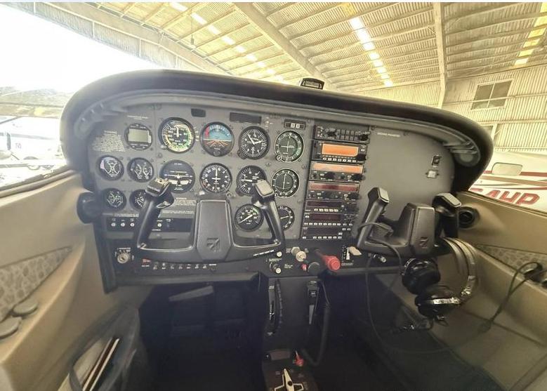 2000 Cessna 172S Photo 3
