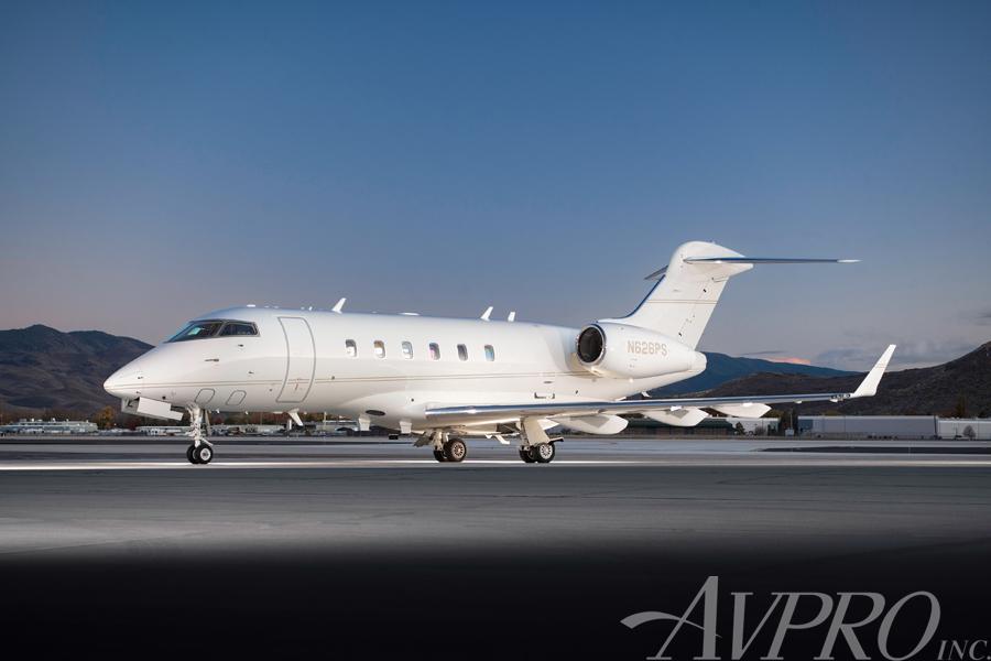 2009 Bombardier Challenger 300 Photo 2