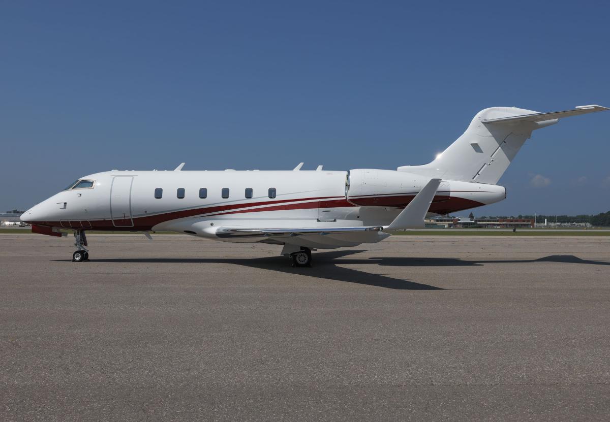 2005 Bombardier Challenger 300 Photo 2