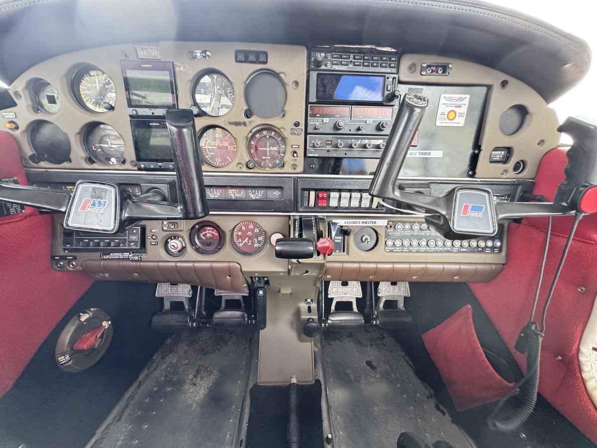 1982 Piper Archer II PA-28-181 Photo 2