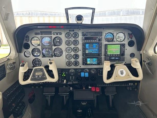 2004 BEECHCRAFT 58 BARON Photo 4