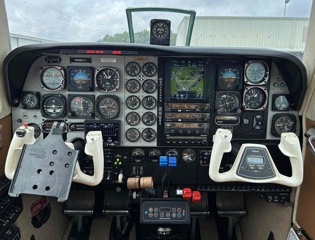 1993 BEECHCRAFT 58 BARON Photo 3