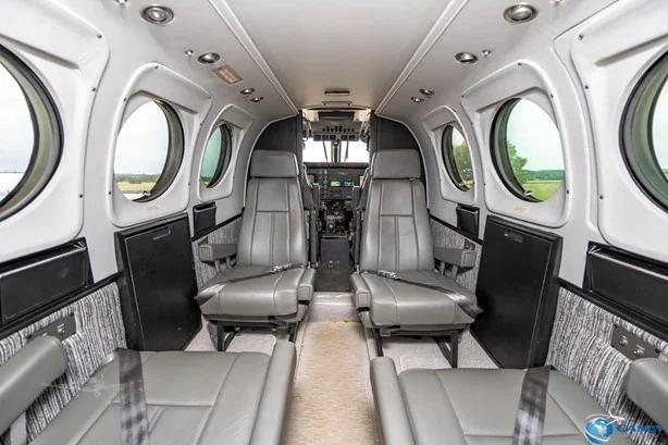 1989 BEECHCRAFT KING AIR C90A Photo 6