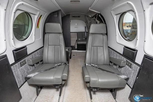 1989 BEECHCRAFT KING AIR C90A Photo 2