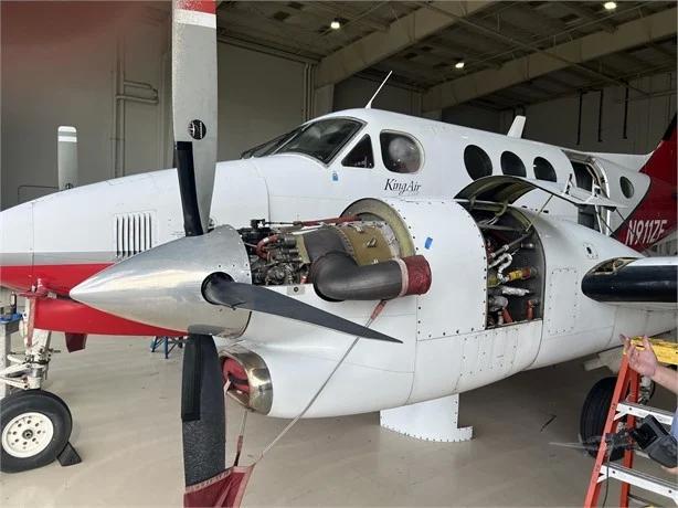 1998 BEECHCRAFT KING AIR C90B Photo 2