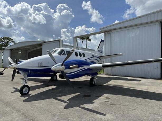 1994 BEECHCRAFT KING AIR C90B Photo 2