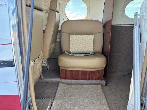 1999 BEECHCRAFT KING AIR C90B Photo 3