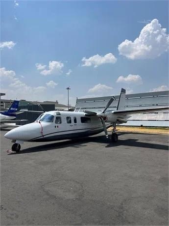 1977 COMMANDER 690B Photo 2
