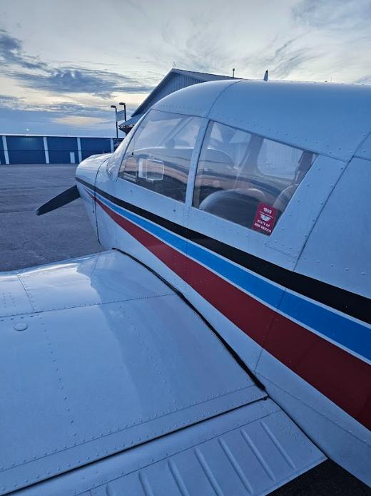 Piper Cherokee PA-28-140 Photo 3