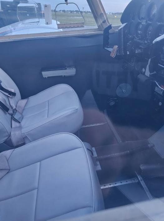 Piper Cherokee PA-28-140 Photo 4