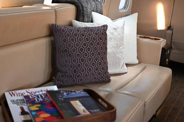 2003 BOMBARDIER CHALLENGER 850 Photo 2