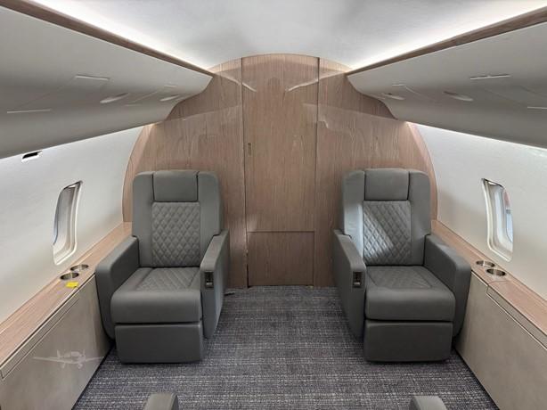 2001 BOMBARDIER CHALLENGER 850 Photo 2