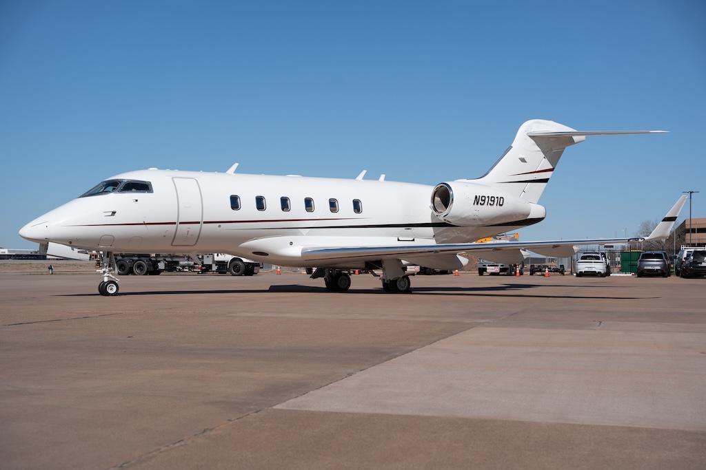 2013 Bombardier Challenger 300 Photo 2