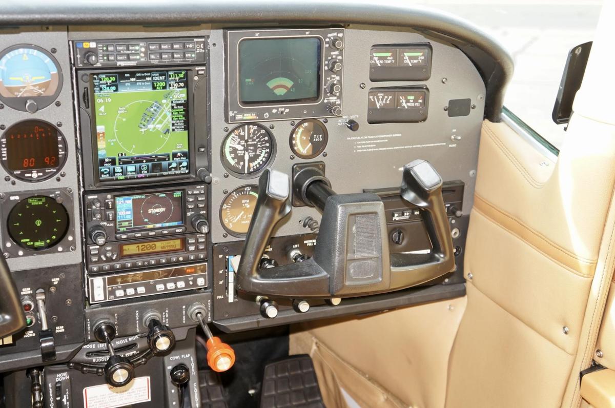 1985 Cessna Turbo 210R Photo 2