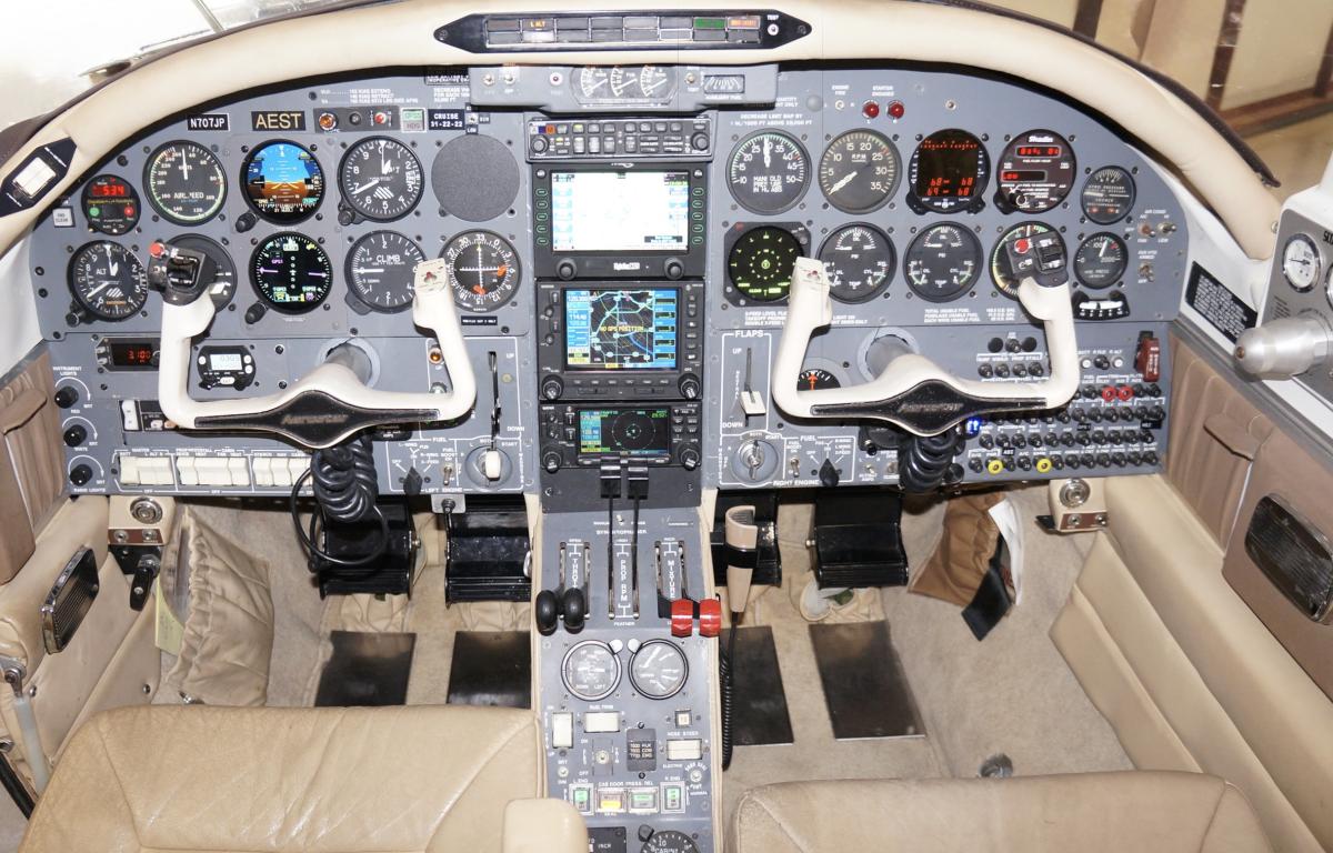 1984 Aerostar 700P Photo 3
