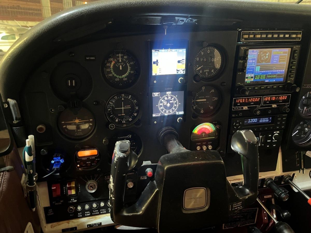 1977 Cessna 210M Photo 6