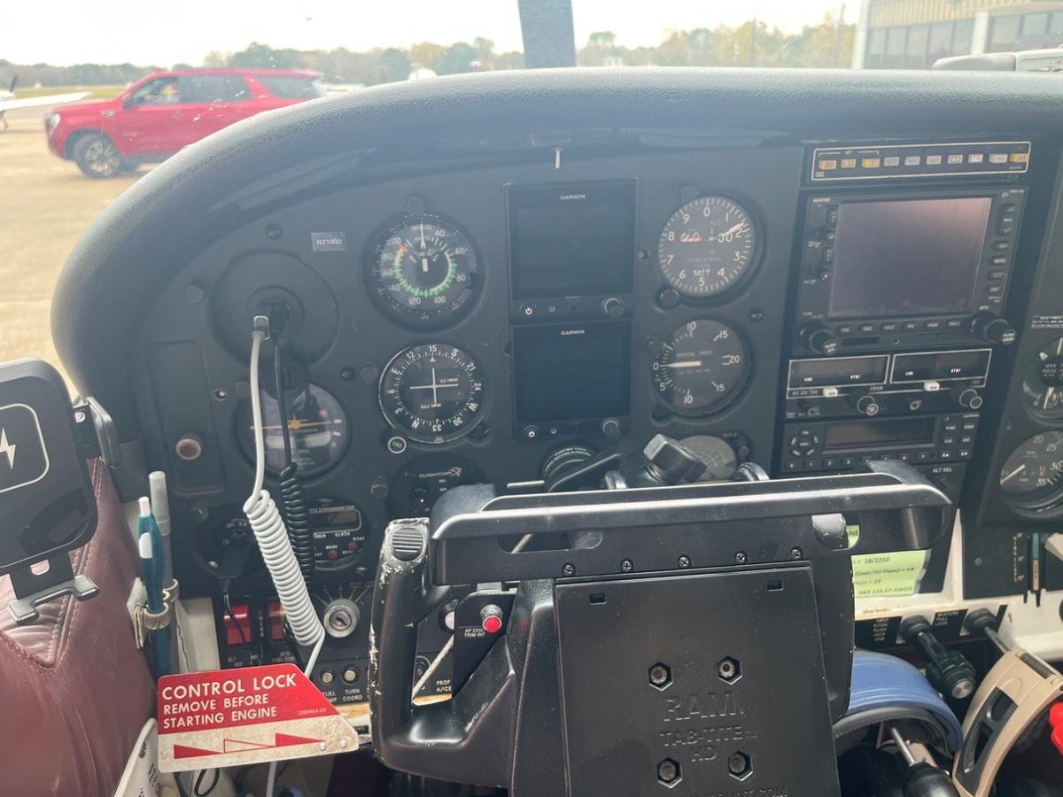 1977 Cessna 210M Photo 7