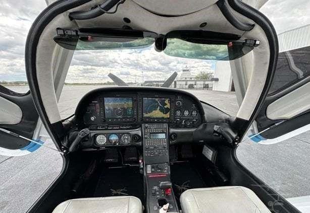 2003 CIRRUS SR22 Photo 7