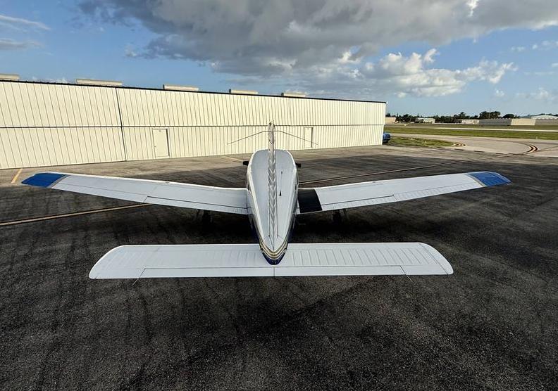 2002 Piper Arrow III Photo 3