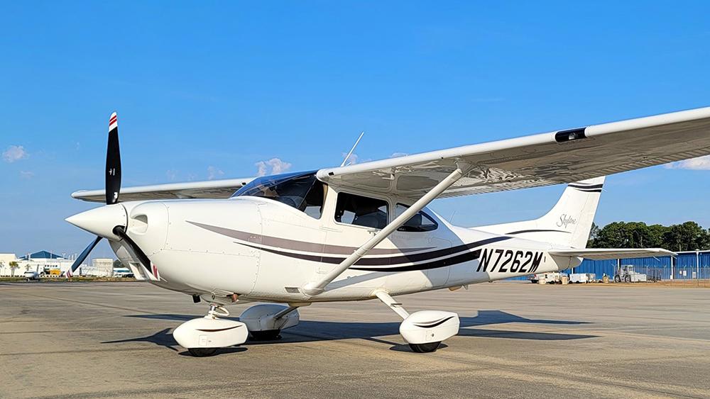 2000 Cessna 182S Skylane Photo 2