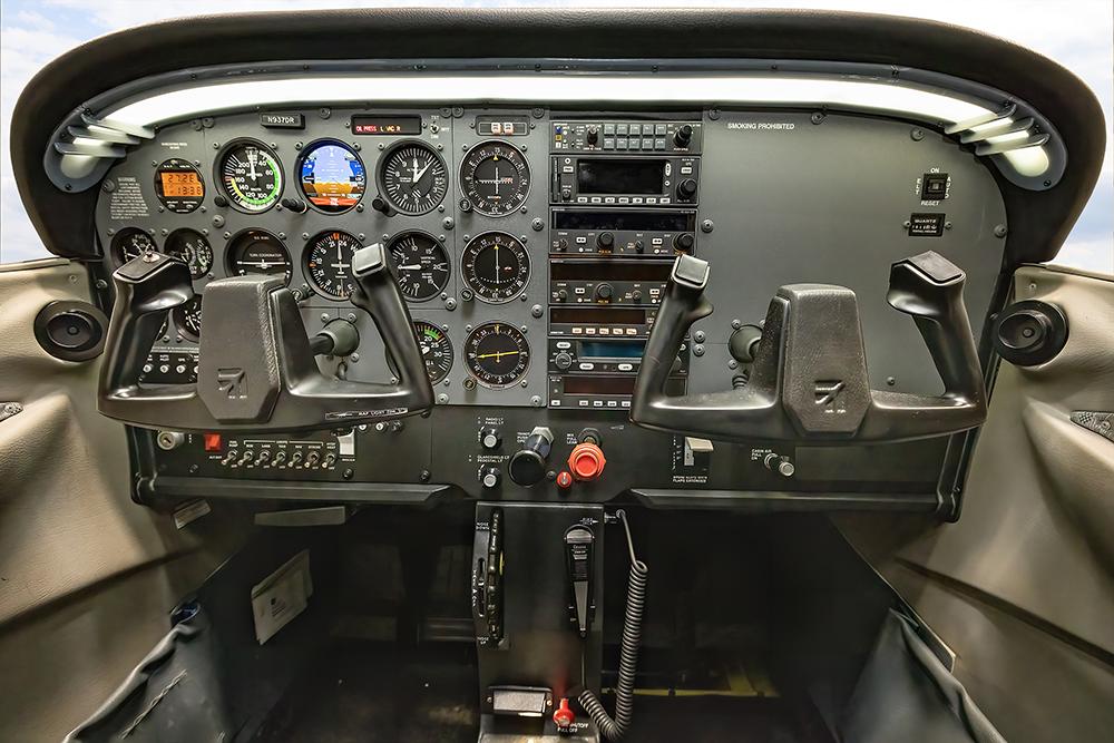 1997 Cessna 172R Photo 2