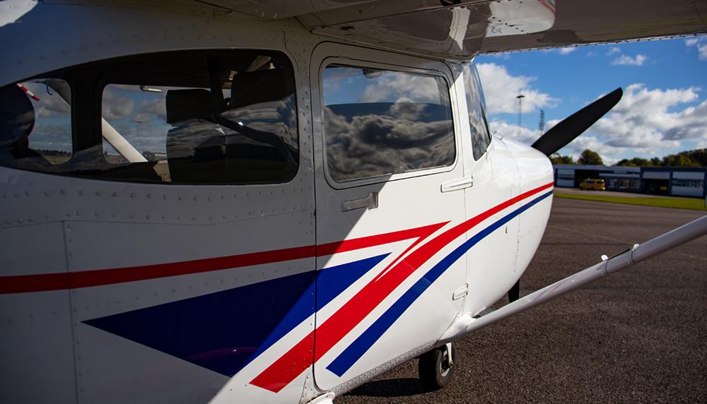 1998 Cessna 182S Photo 2