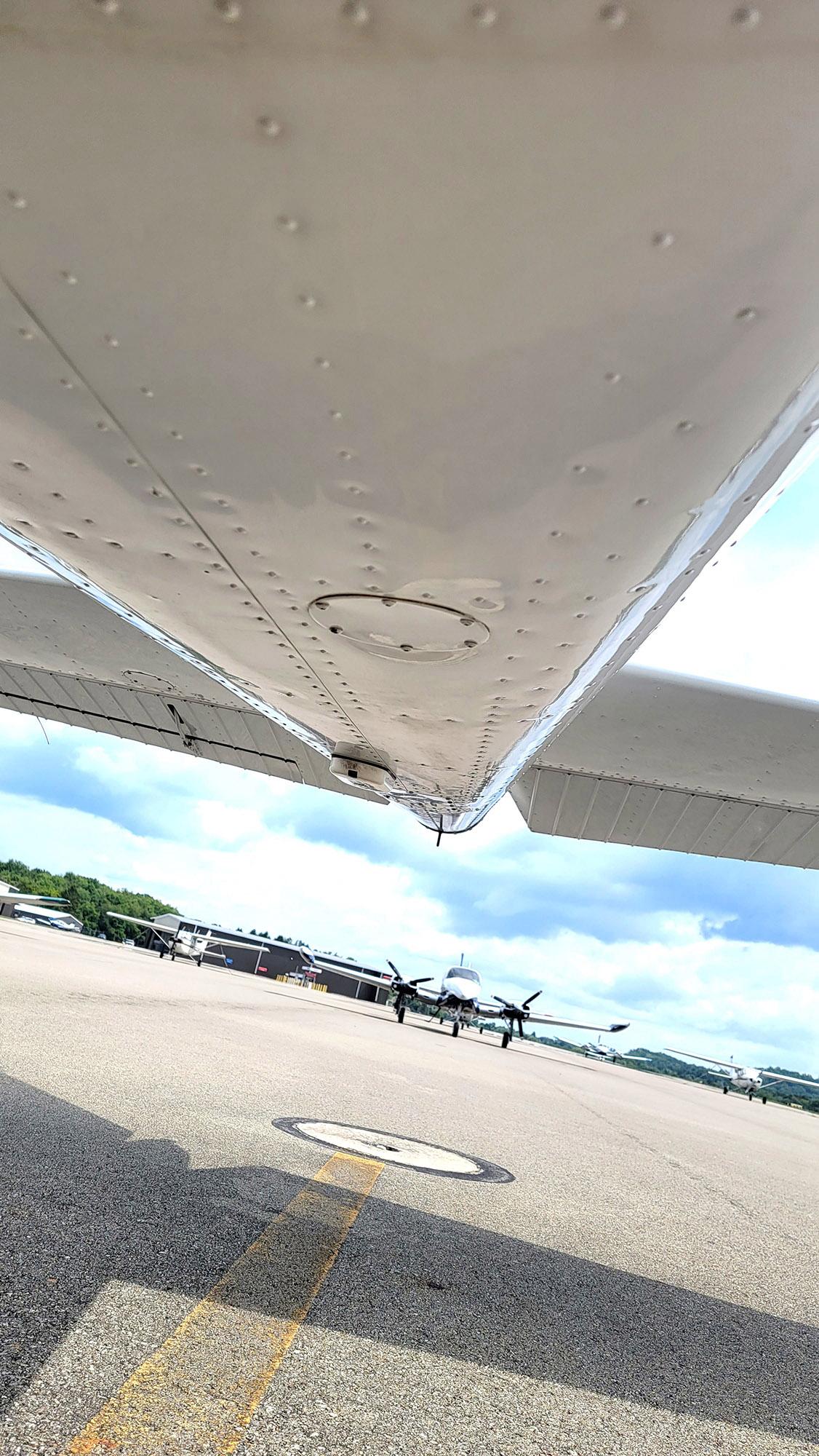 1998 Cessna 182S Skylane Photo 2