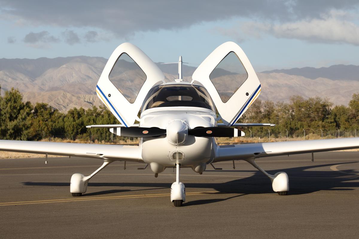 2004 CIRRUS SR20 Photo 4