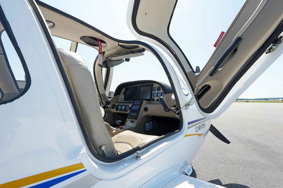 2005 CIRRUS SR22 G2 Photo 2