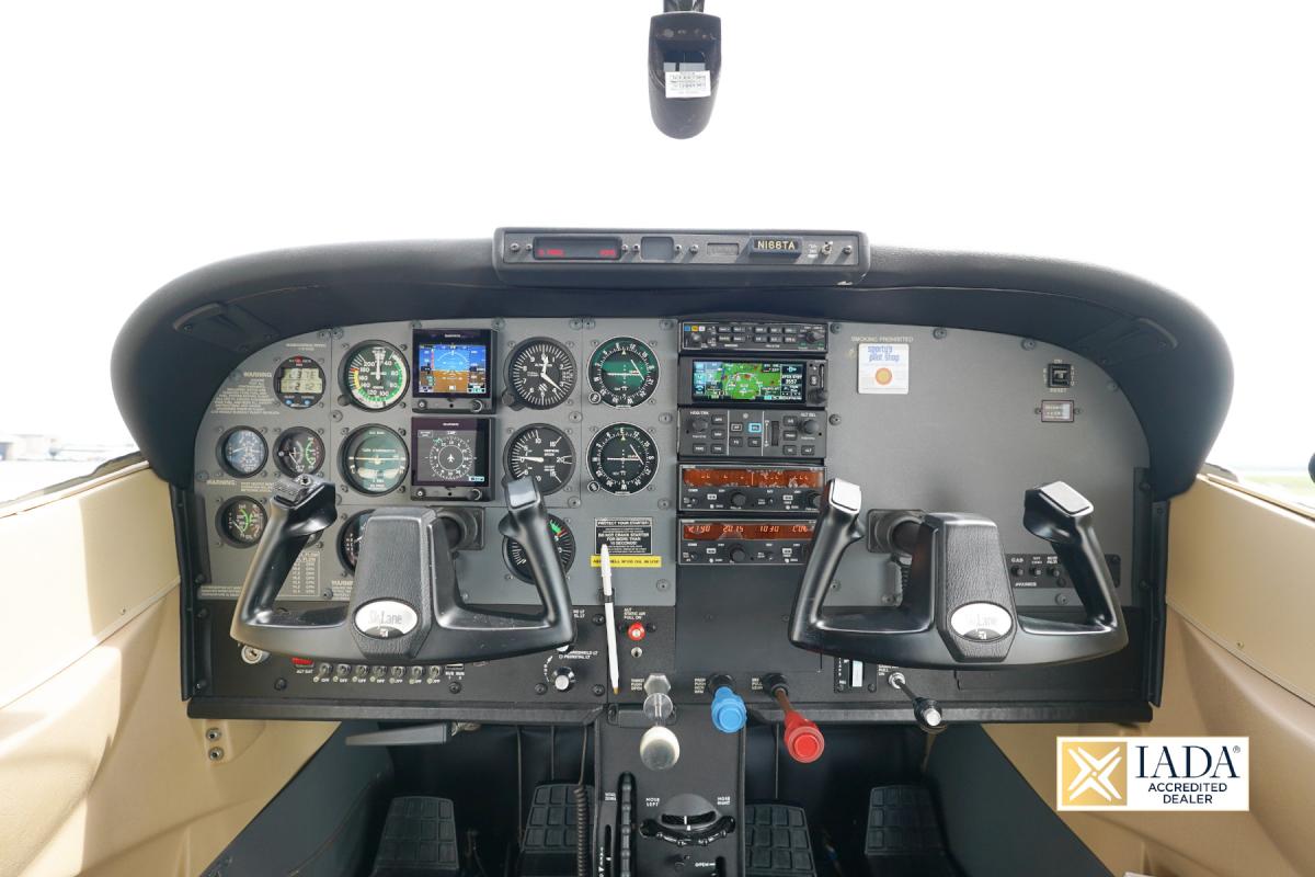 2001 CESSNA 182T Photo 2
