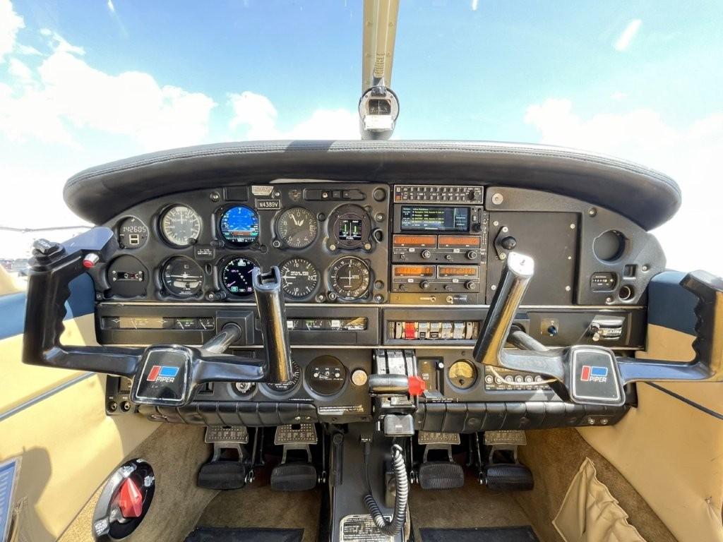 1985 Piper Archer II Photo 6