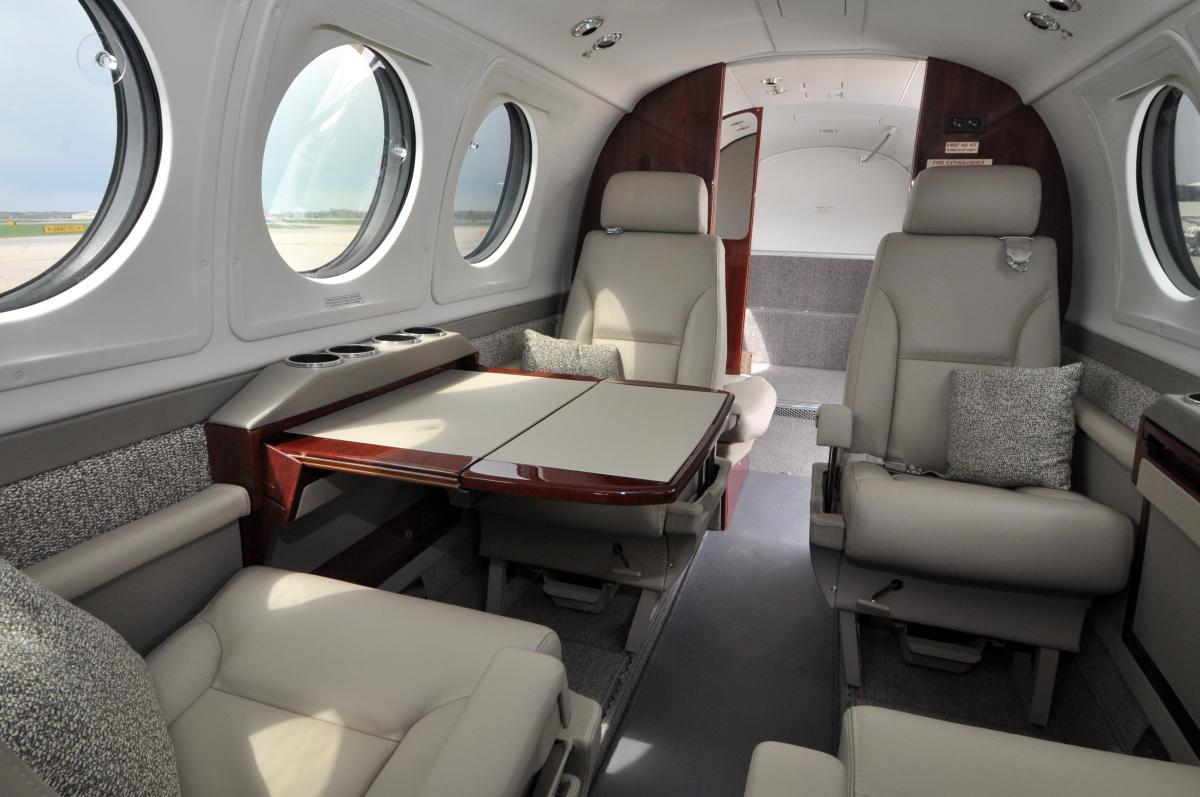 2003 Beechcraft King Air B200 Photo 2