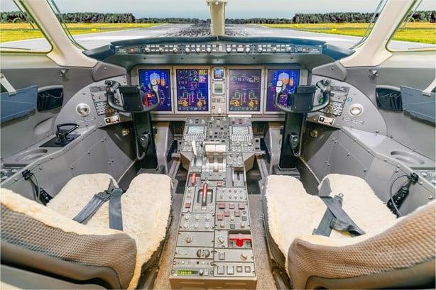 2013 BOMBARDIER CHALLENGER 300 Photo 4