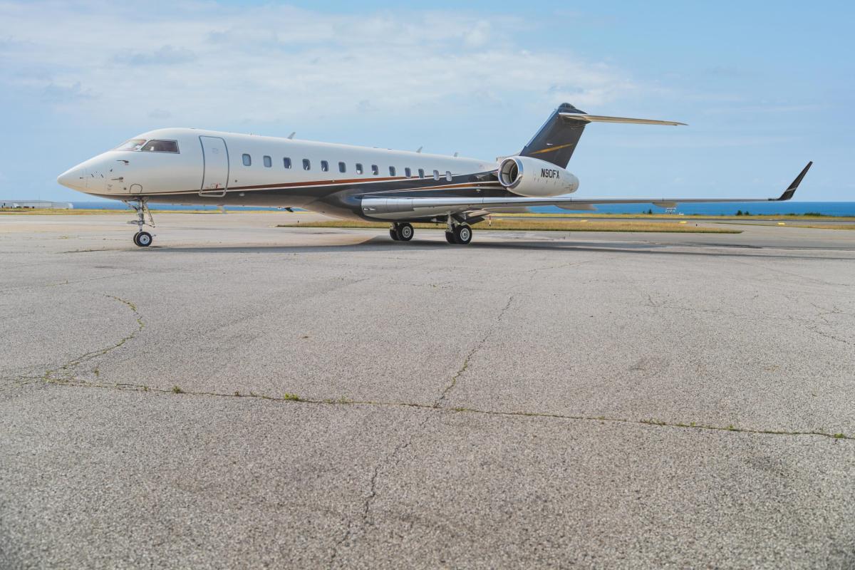2000 Bombardier Global Express Photo 2