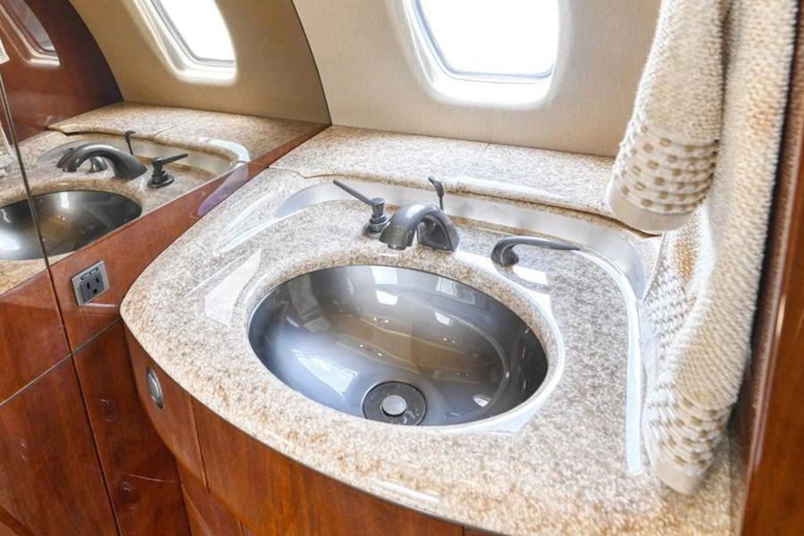 2006 Citation Sovereign Photo 5