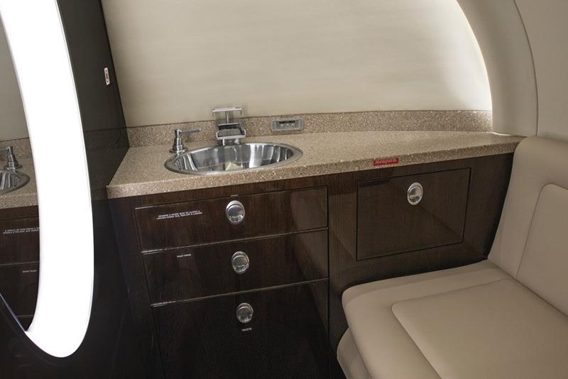 2008 HAWKER 750 Photo 2