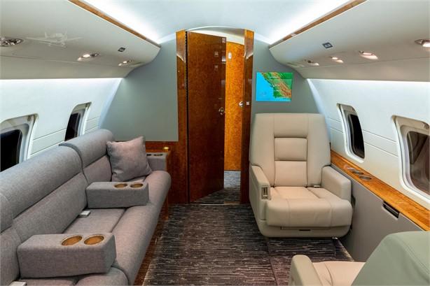2004 BOMBARDIER CHALLENGER 604 Photo 3