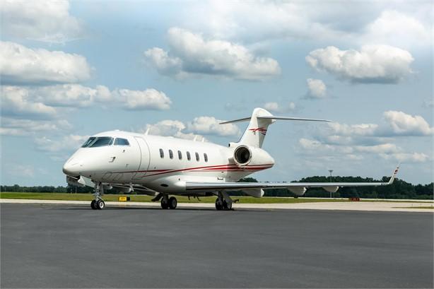 2013 BOMBARDIER CHALLENGER 300 Photo 2