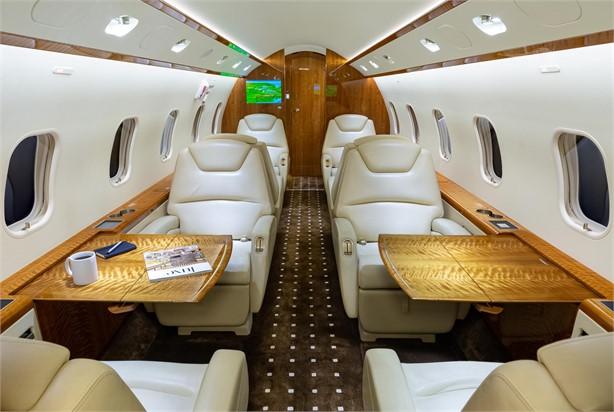 2013 BOMBARDIER CHALLENGER 300 Photo 3
