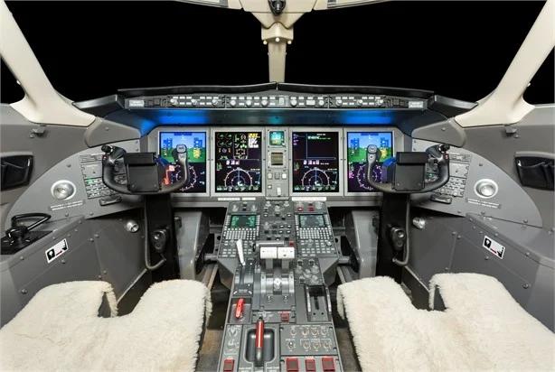 2011 BOMBARDIER CHALLENGER 300 Photo 3